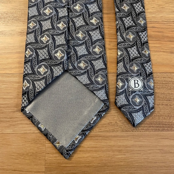 Villa Bolgheri Italia Gray Silver Geometric 100% Silk Tie - Picture 2 of 6